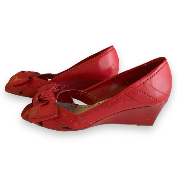 BCBG RED LEATHER PEEP TOE WEDGE SHOE WITH FRONT BOW. WOMEN’S SIZE 6 - Picture 3 of 5